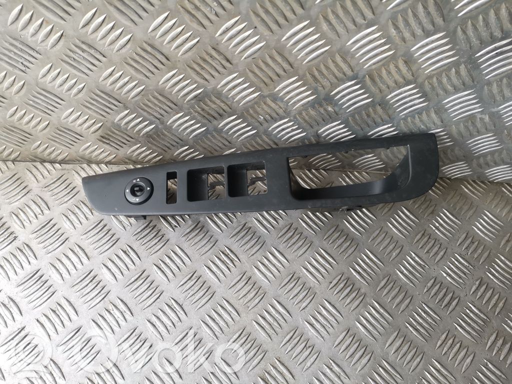 KIA Ceed Front door window switch trim 