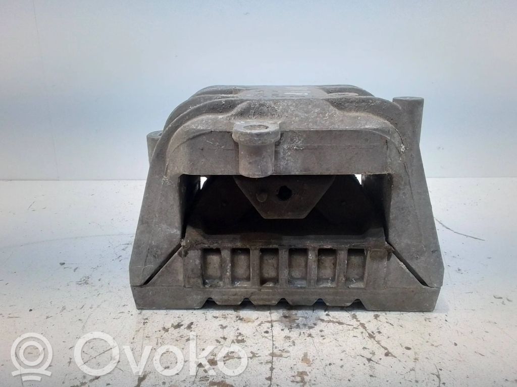 Volkswagen PASSAT B6 Engine mount bracket 