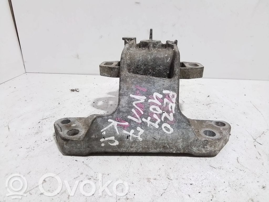 Peugeot 407 Engine mount bracket 