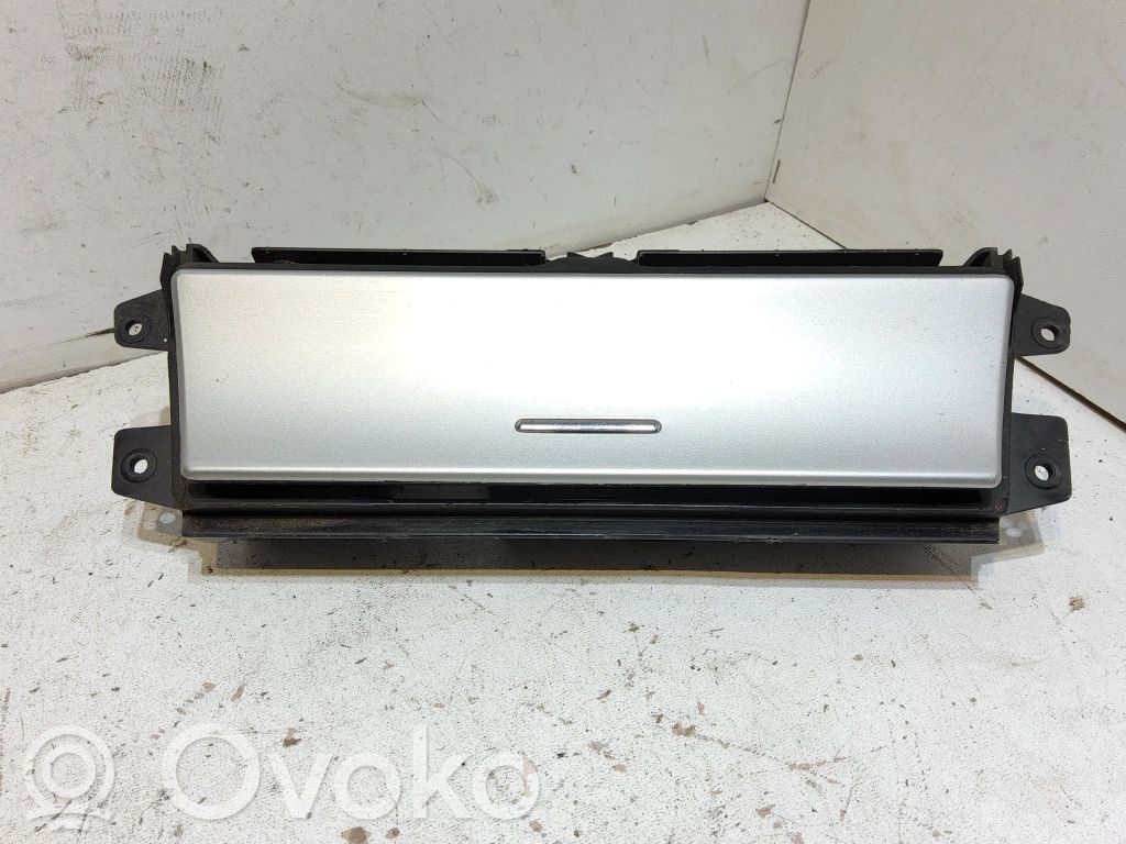 BMW X5 E53 Peleninė panelėje 