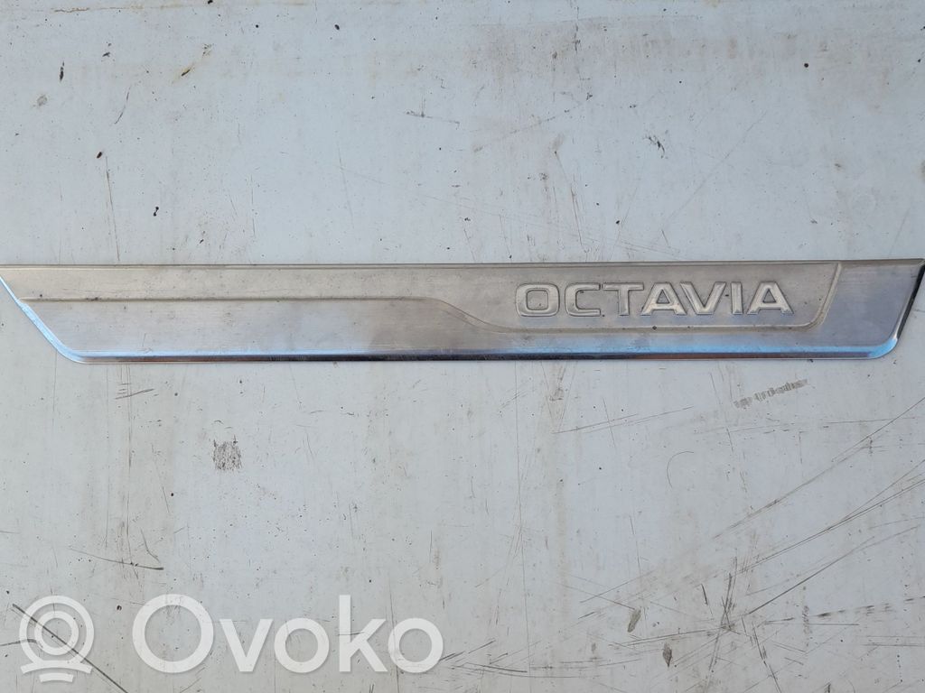 Skoda Octavia Mk4 Moldura protectora del borde delantero 