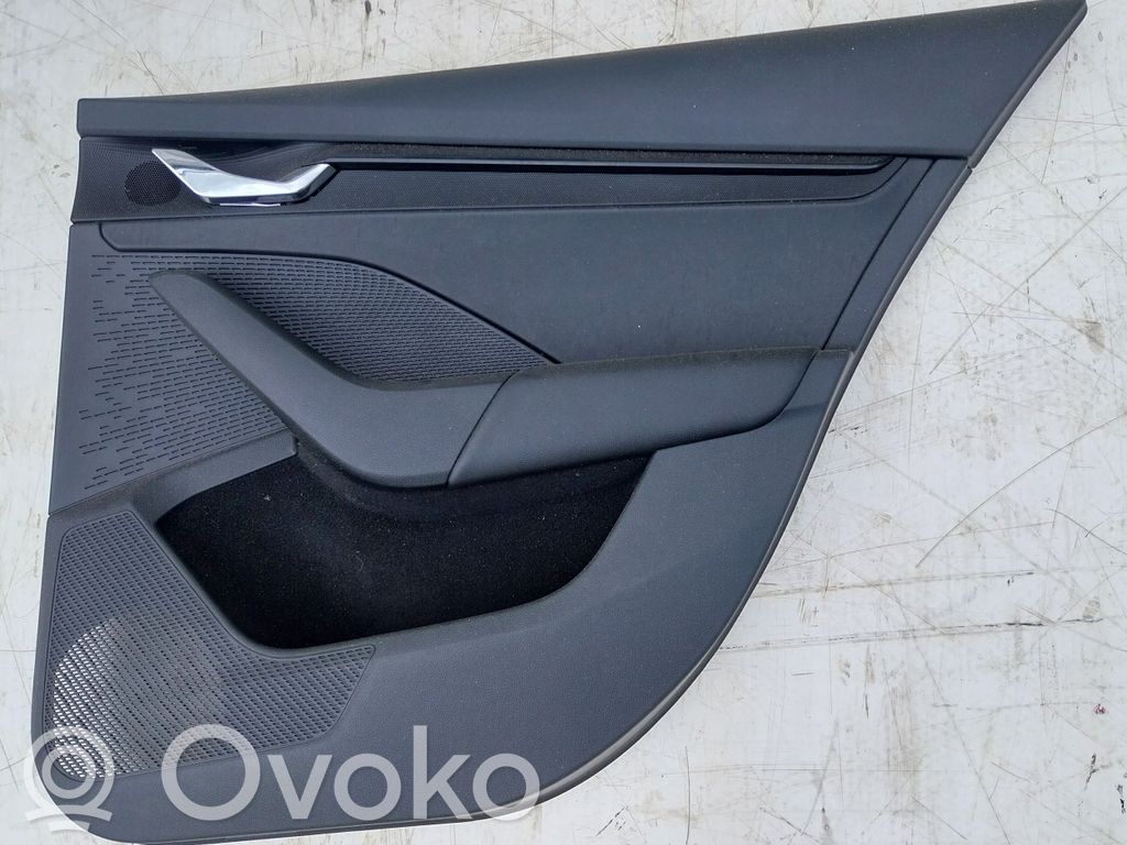 Skoda Octavia Mk4 Moldura del tarjetero de la puerta trasera 