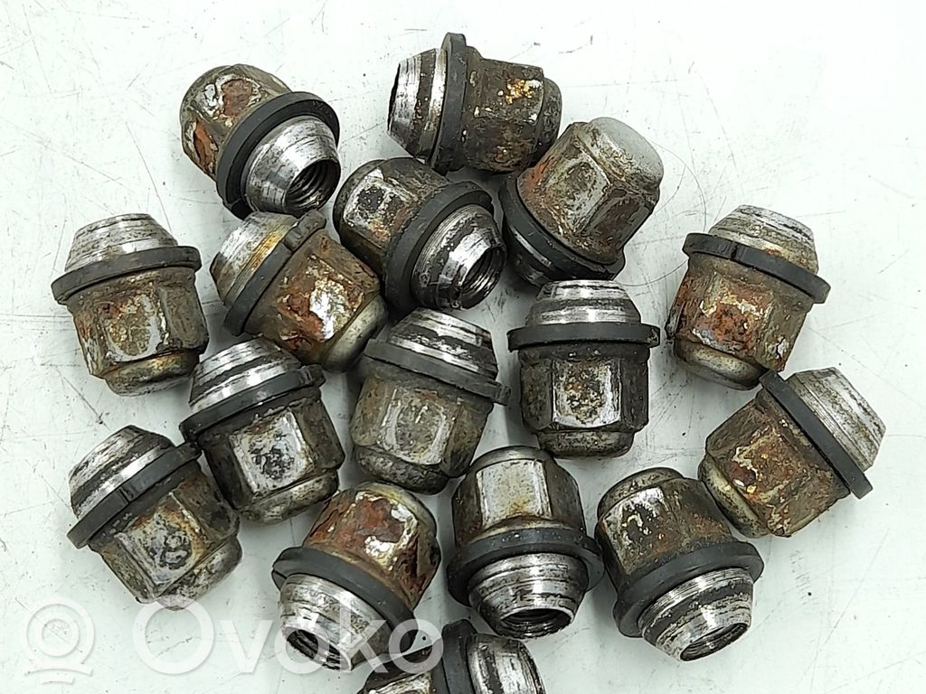 KIA Carens I Mutterit/pultit 