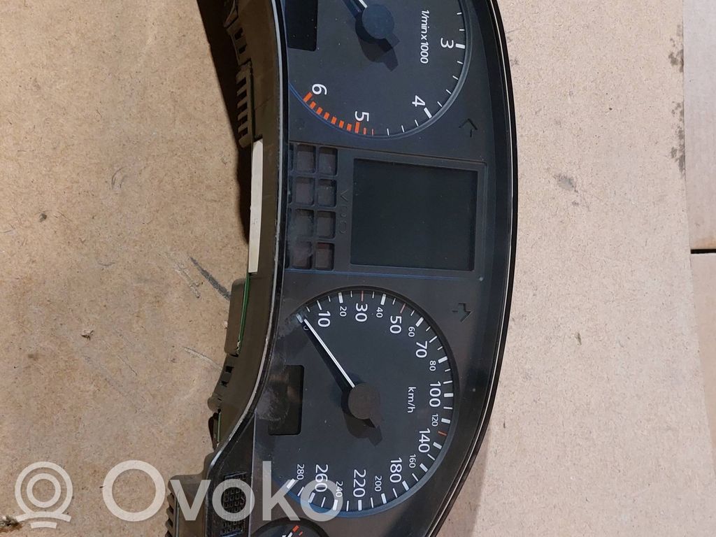 Audi A8 S8 D2 4D Licznik / Prędkościomierz 