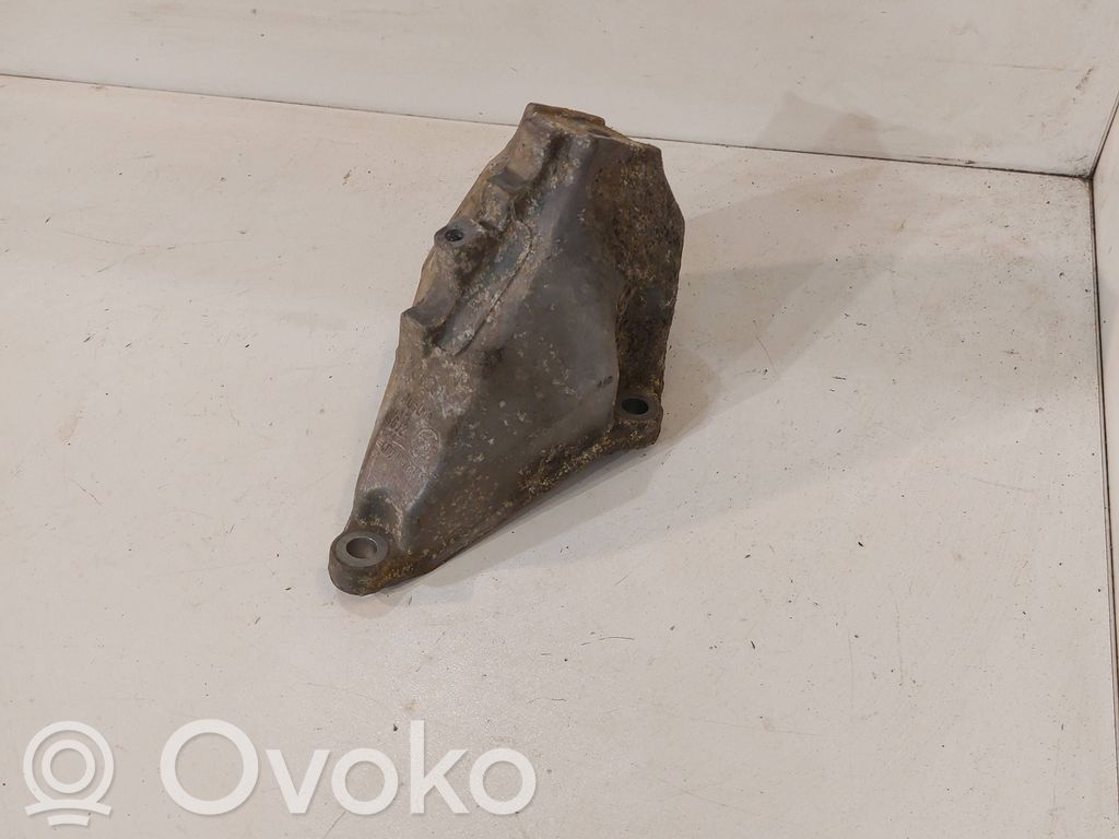 Engine mounting bracket   4D0199307S