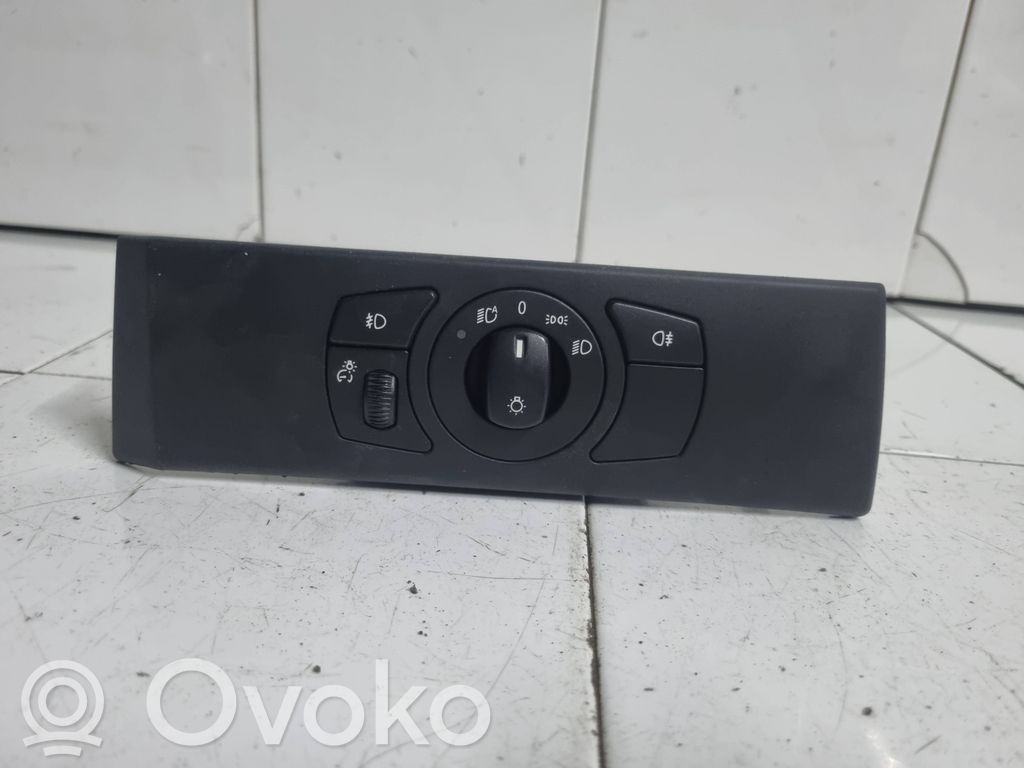 Light switch   6953735