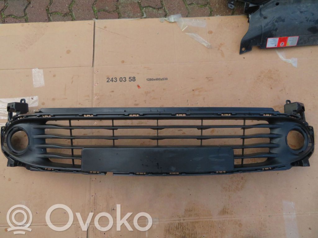 Renault Clio IV Front bumper lower grill 