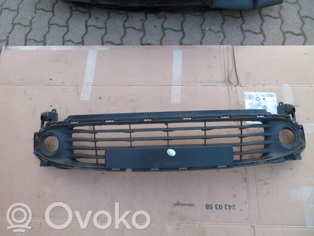 Renault Clio IV Front bumper upper radiator grill 