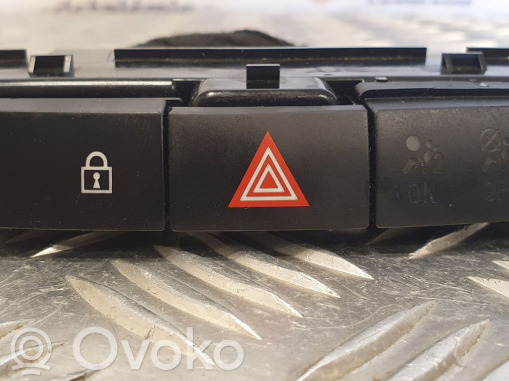 Opel Insignia A Hazard light switch 