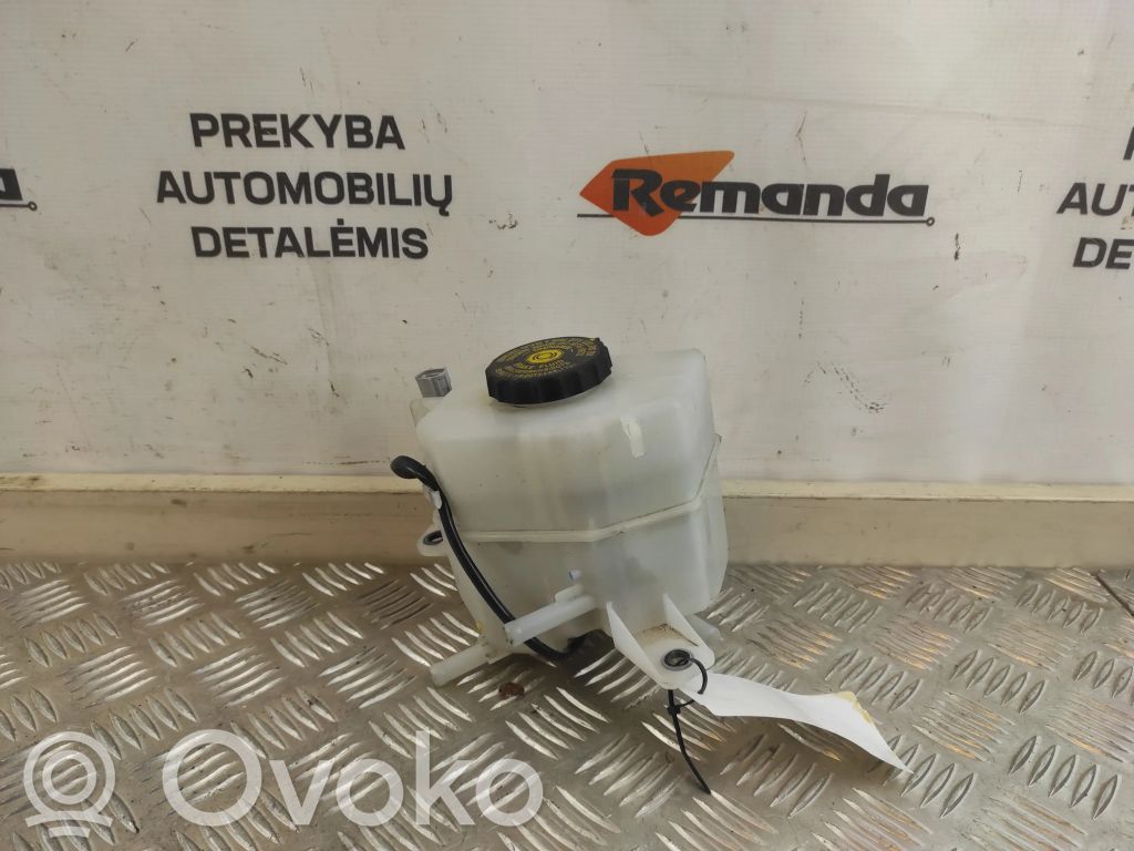 Toyota RAV 4 (XA40) Brake fluid reservoir 