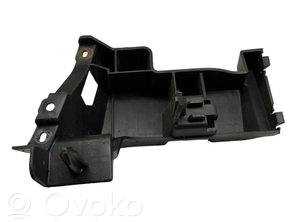 Front bumper mounting bracket   BN8V502B1
