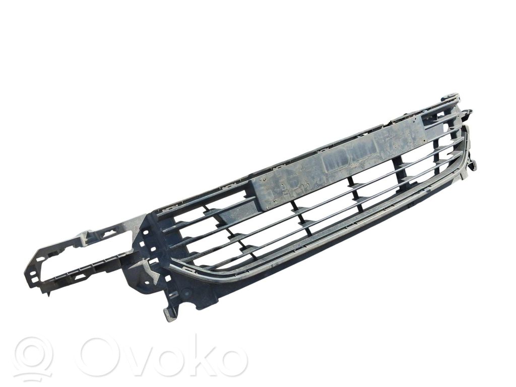 Renault Clio IV Front bumper lower grill 
