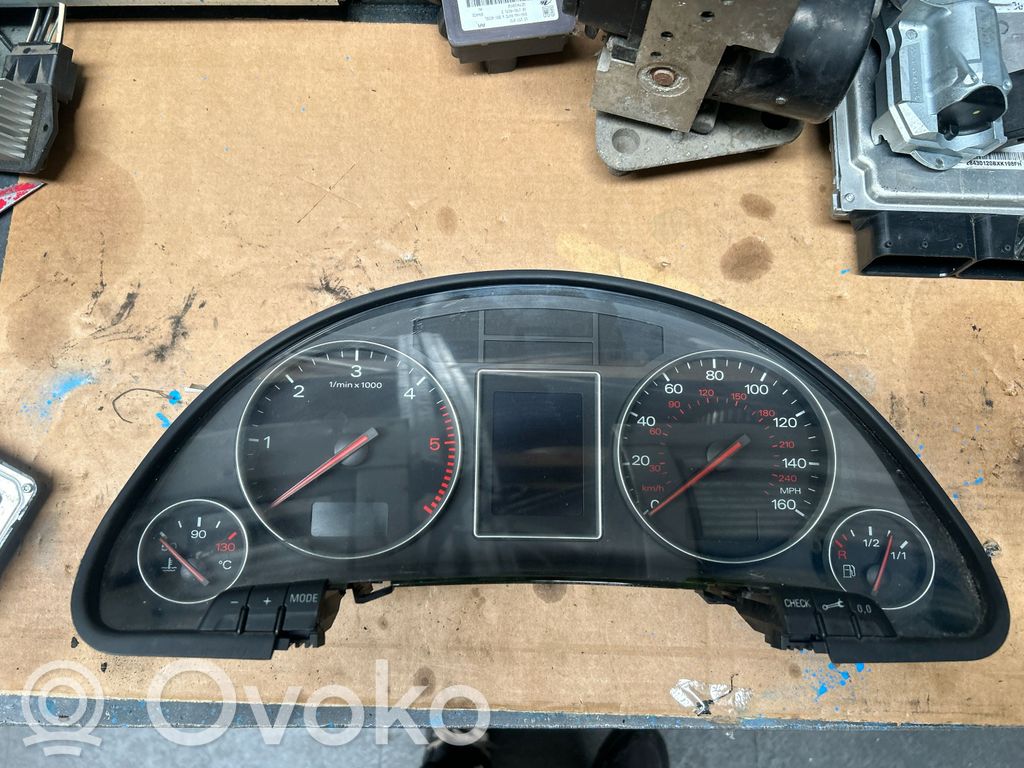 Audi A4 S4 B6 8E 8H Licznik / Prędkościomierz 
