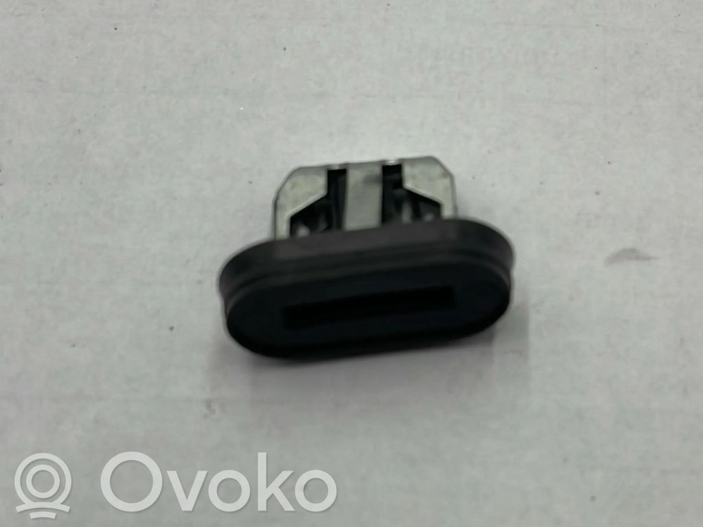 Tesla Model 3 Slenksčio dalis 