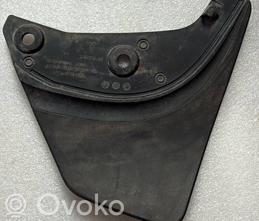 Tesla Model Y Eturoiskeläppä 