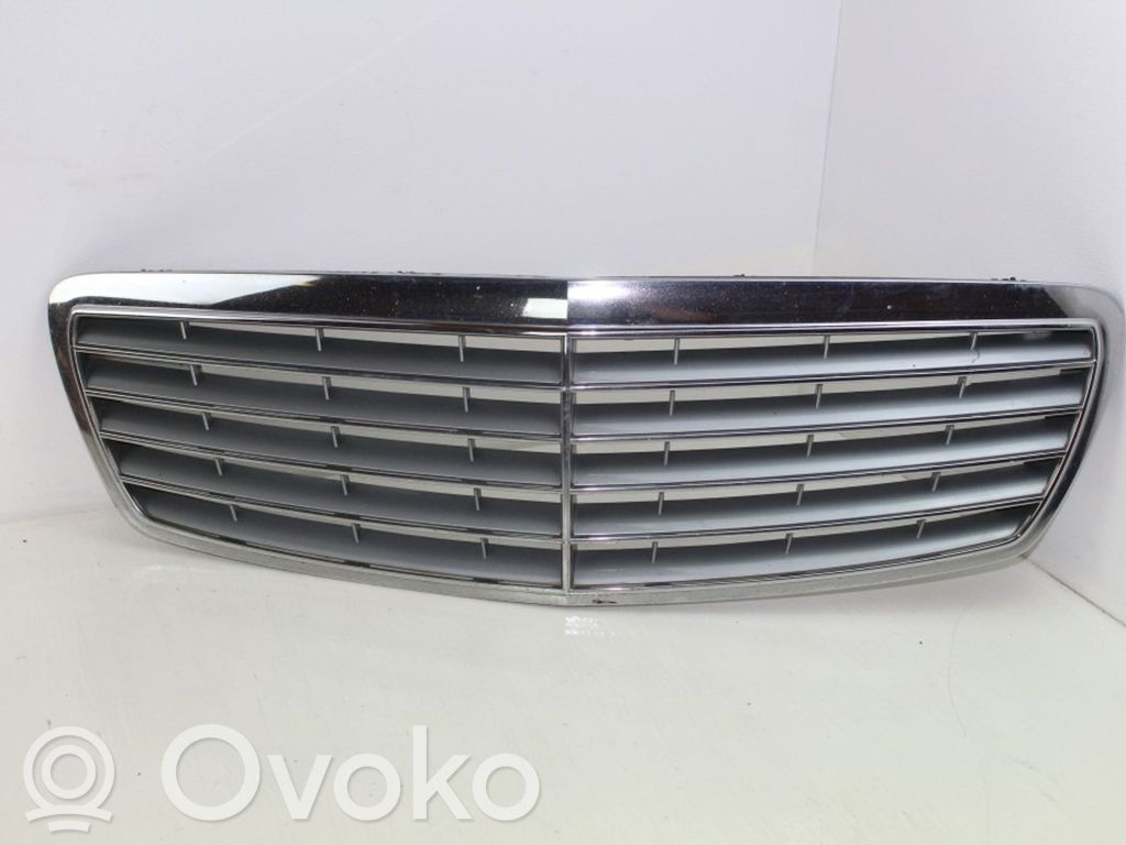 Mercedes-Benz E W211 Etusäleikkö 