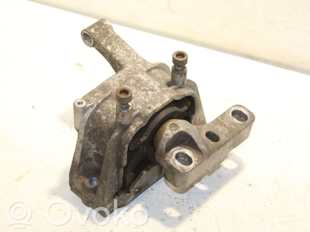 Volkswagen Tiguan Engine mount bracket 
