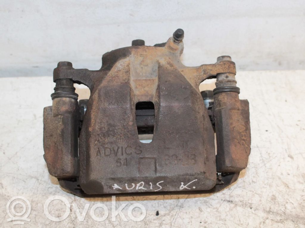 Toyota Auris E180 Zacisk hamulcowy przedni 