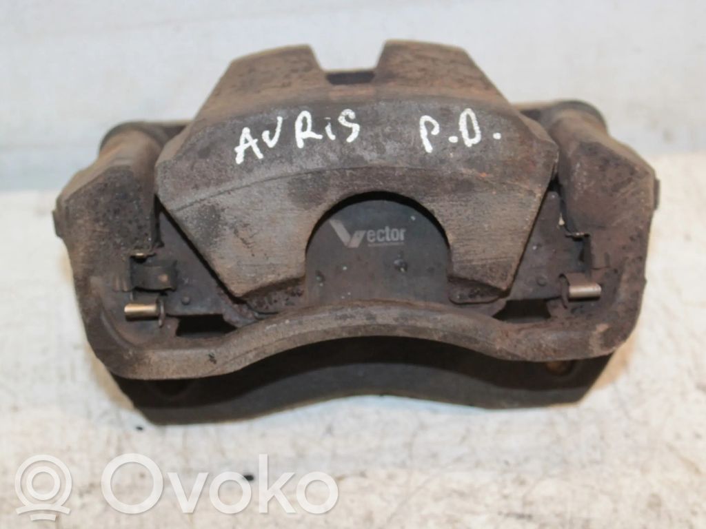 Toyota Auris E180 Zacisk hamulcowy przedni 