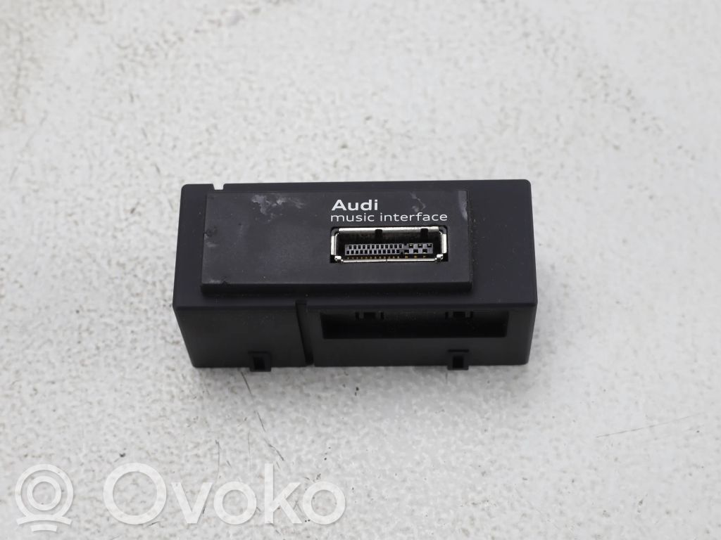 Enchufe conector USB   8V0035736