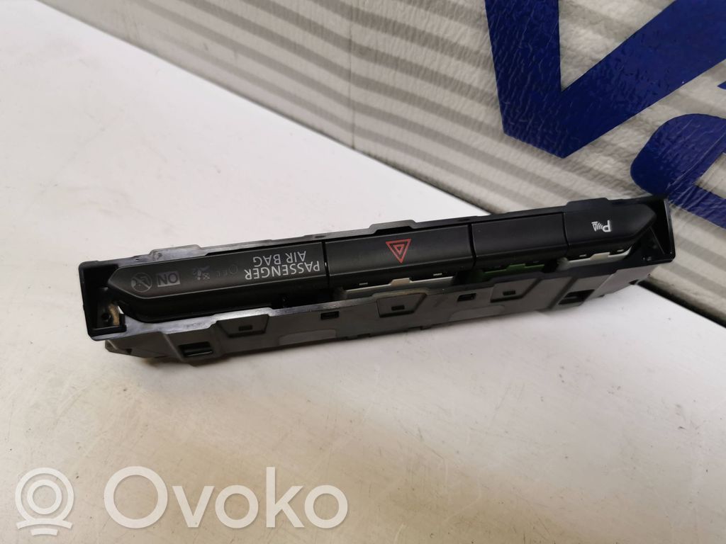 Volkswagen PASSAT B8 Hazard light switch 