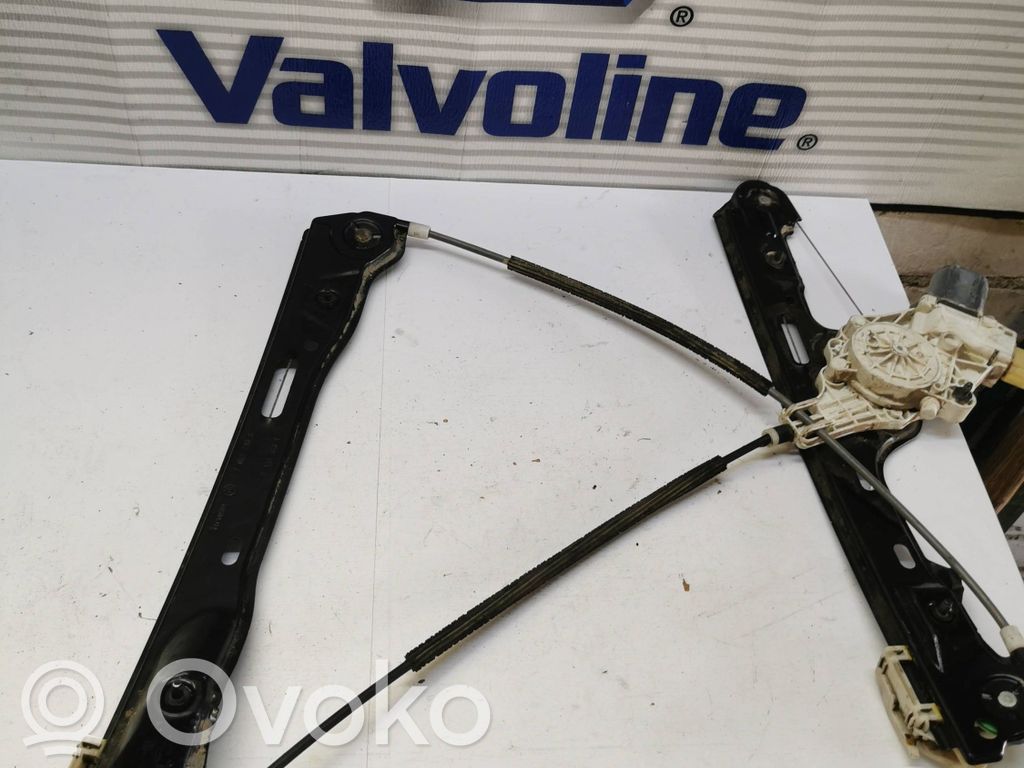 BMW 1 E81 E87 Regulador con motor de la ventanilla de la puerta corredera 