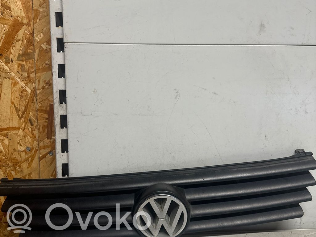 Volkswagen PASSAT B4 Etupuskurin ylempi jäähdytinsäleikkö 