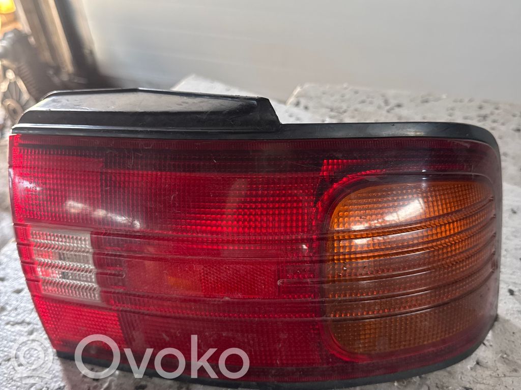 Mazda 323 Aizmugurējais lukturis virsbūvē 