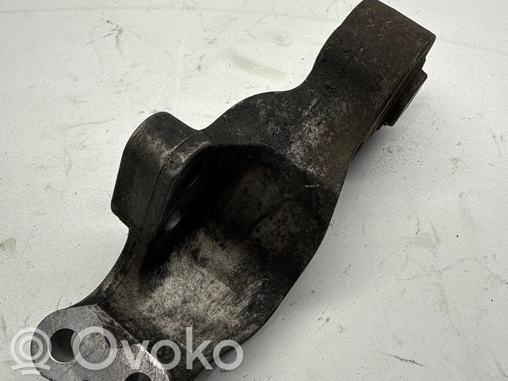 Volvo V40 Engine mounting bracket 