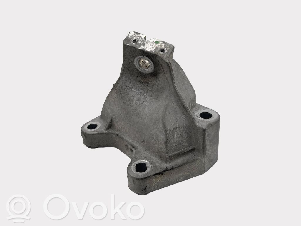 Jeep Grand Cherokee Engine mounting bracket 
