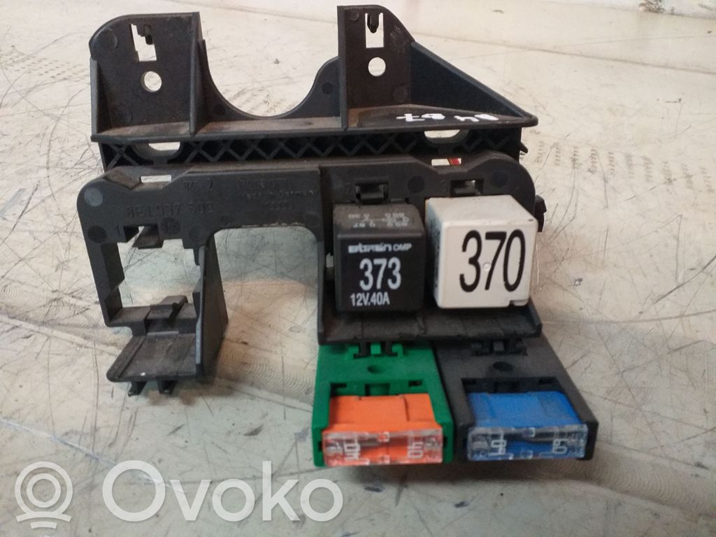 Audi A4 S4 B7 8E 8H Ramka / Moduł bezpieczników 