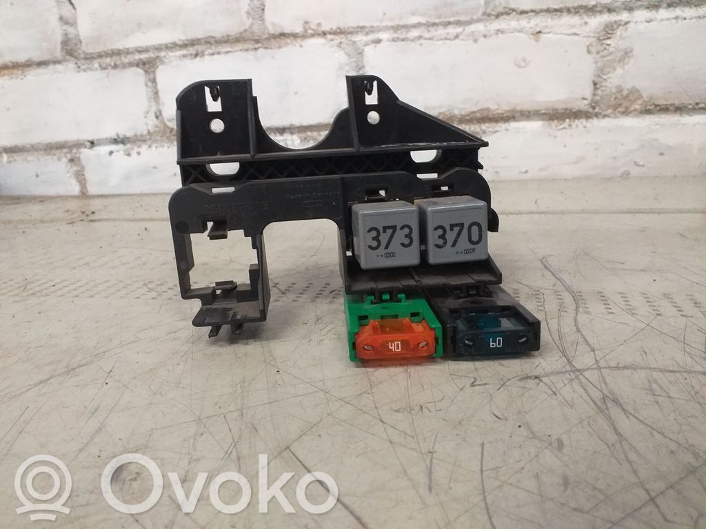 Audi A4 S4 B6 8E 8H Ramka / Moduł bezpieczników 