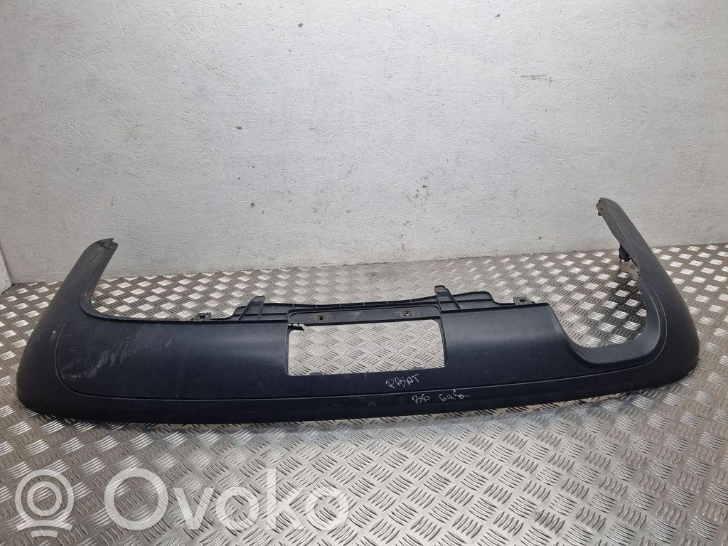 Volkswagen PASSAT B6 Moldura inferior del parachoques trasero 