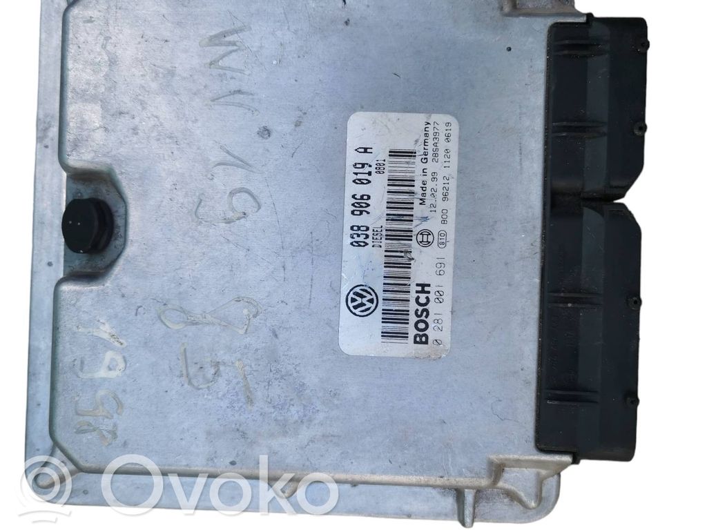 Volkswagen PASSAT B5 Engine control unit/module 