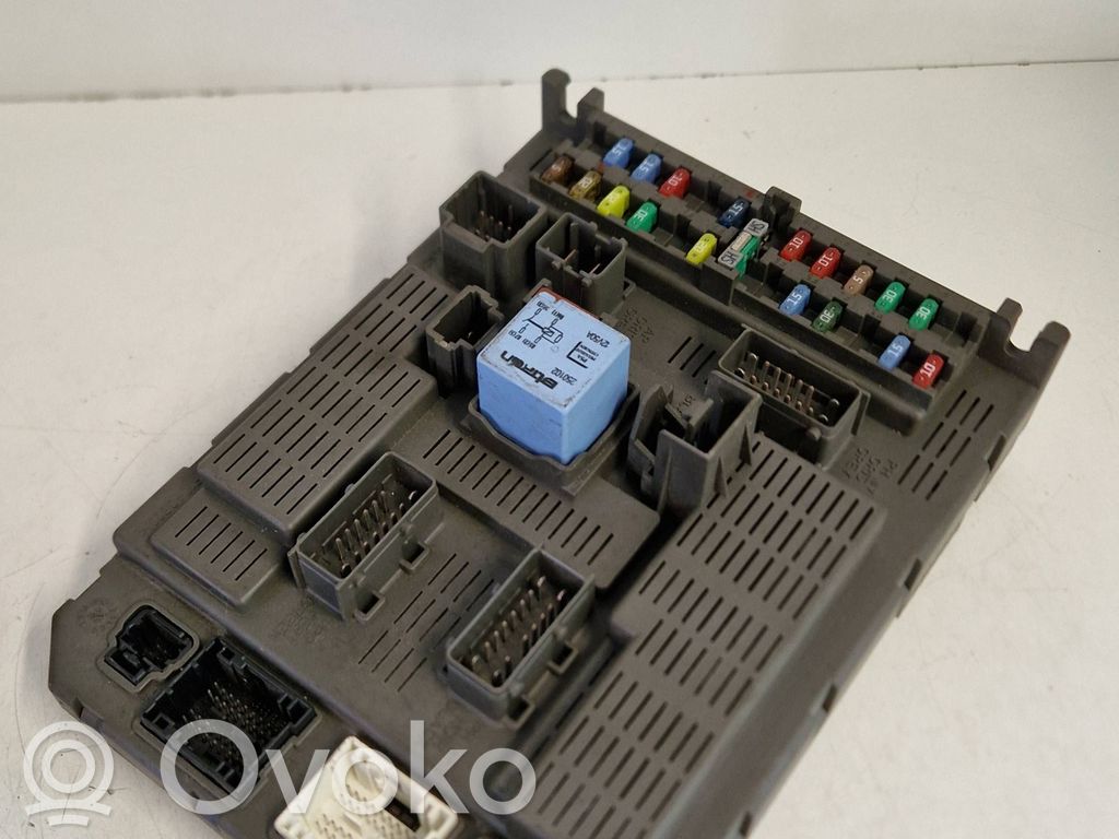 Peugeot 807 Juego de caja de fusibles 