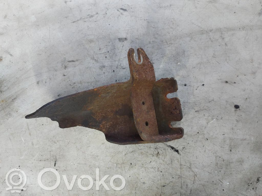 Engine mounting bracket