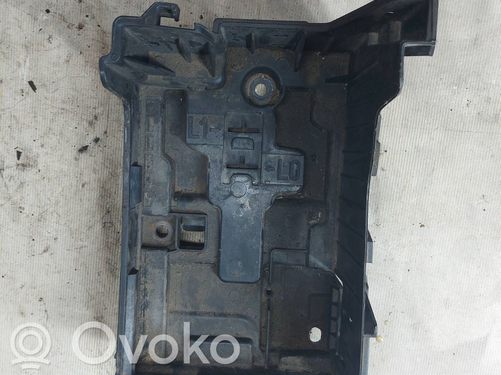 Citroen C4 Cactus Akkulaatikon alusta 