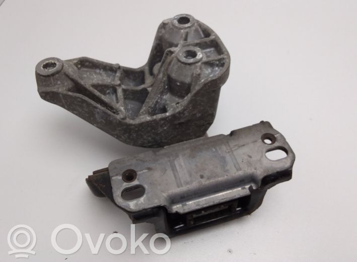 Engine mount bracket   8V517M121AE,8V517M125AB