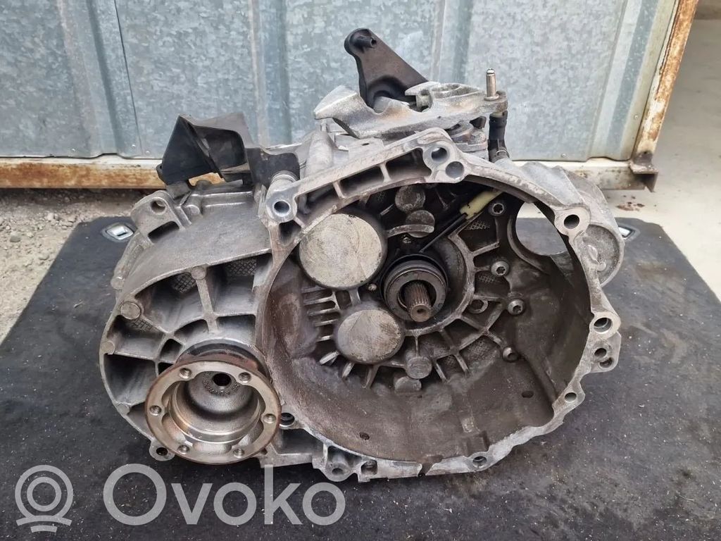 Volkswagen PASSAT B7 Manual 6 speed gearbox 