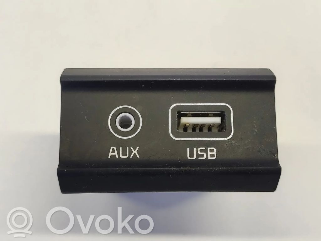 KIA Ceed AUX in-socket connector 