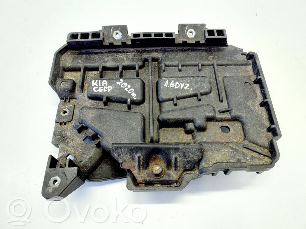 Akkulaatikon alusta   37150J7600