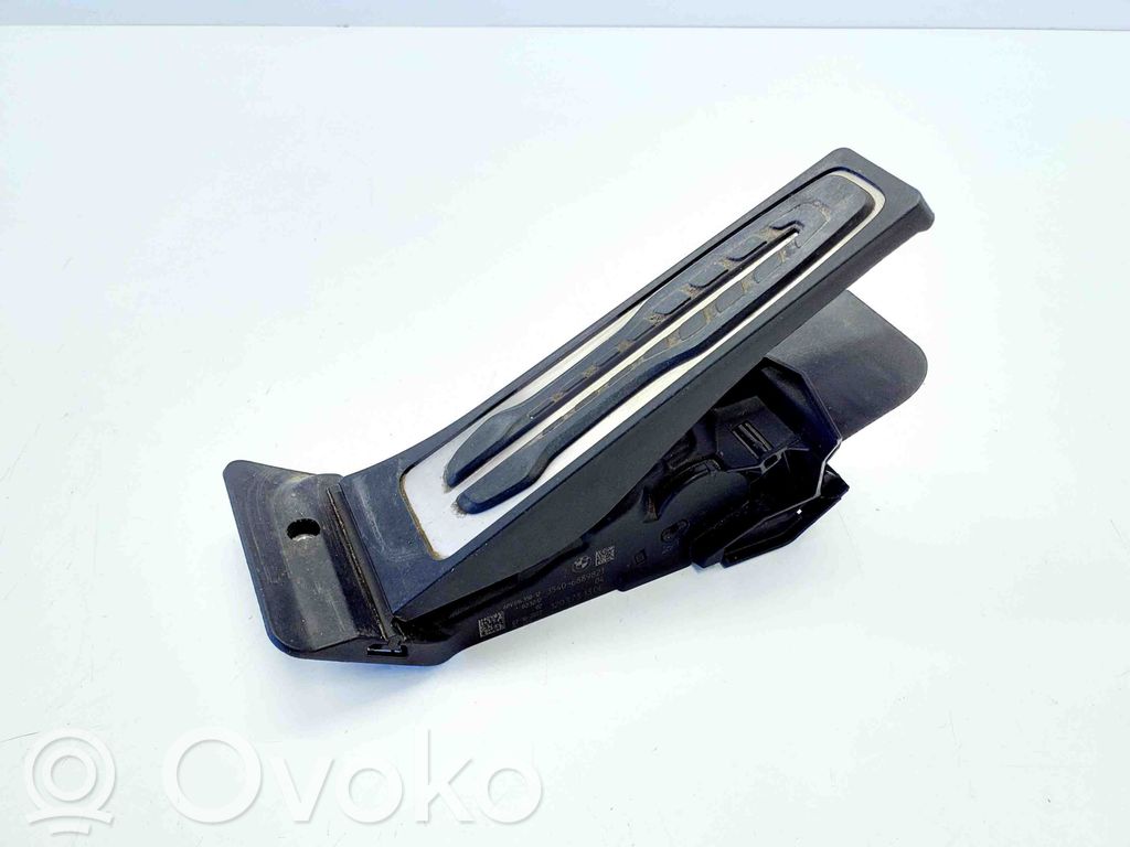 Akceleratoriaus pedalas   6889821