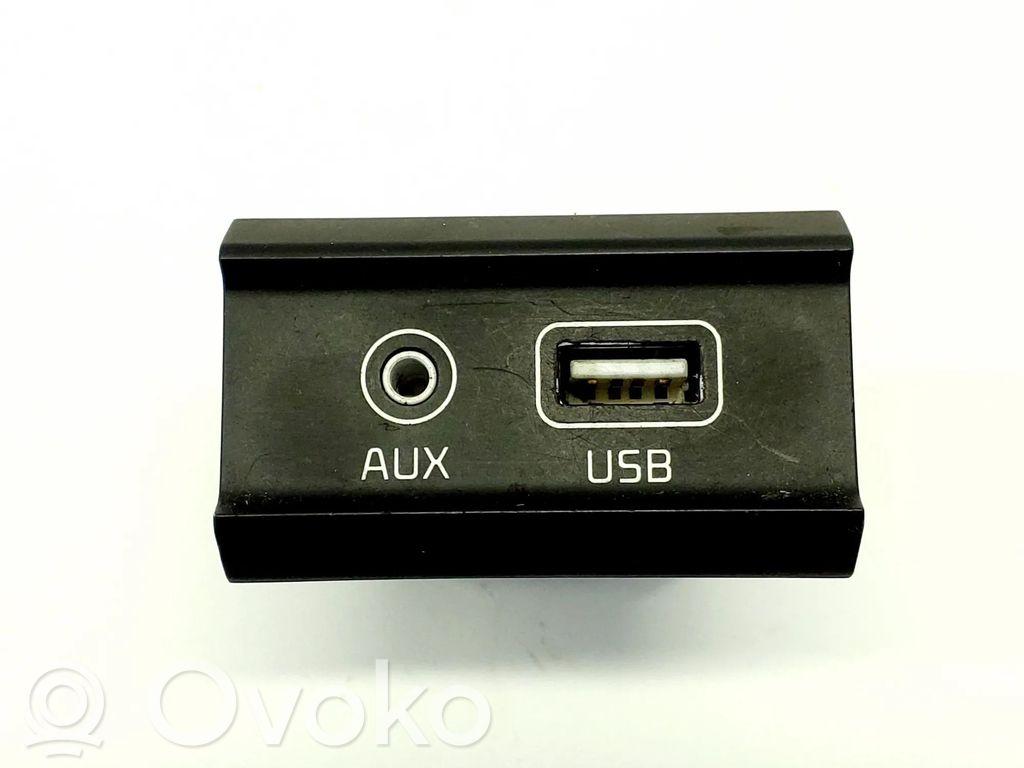 KIA Ceed AUX in-socket connector 