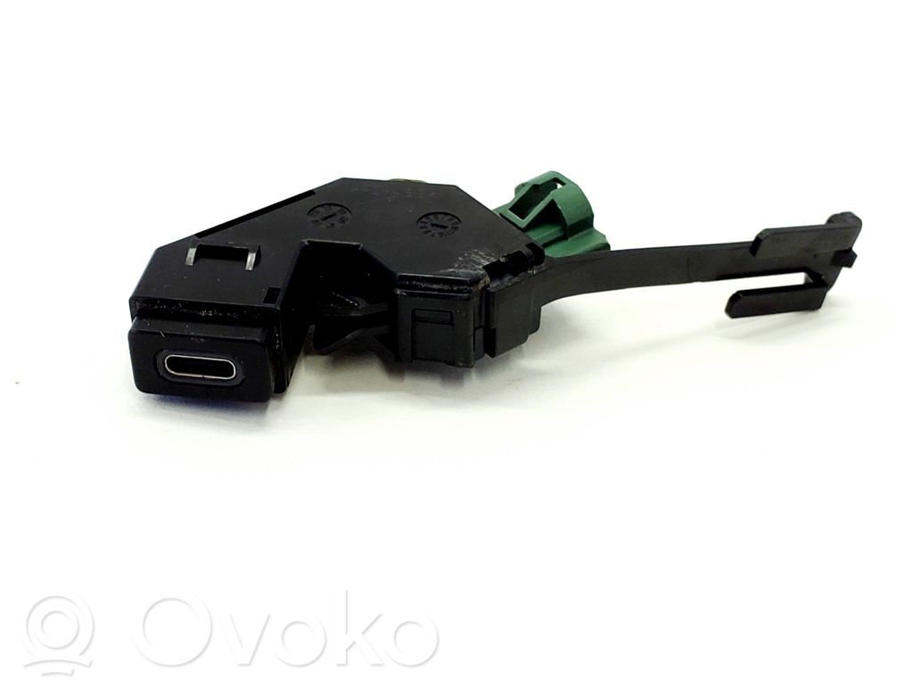 Volkswagen PASSAT B8 Enchufe conector entrada auxiliar 