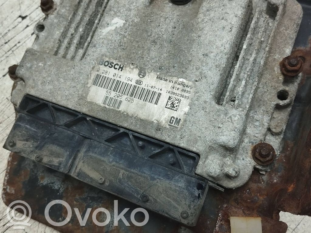 Opel Zafira B Engine control unit/module 