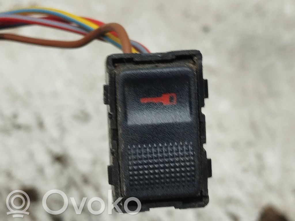 Central locking switch button   8L0962107