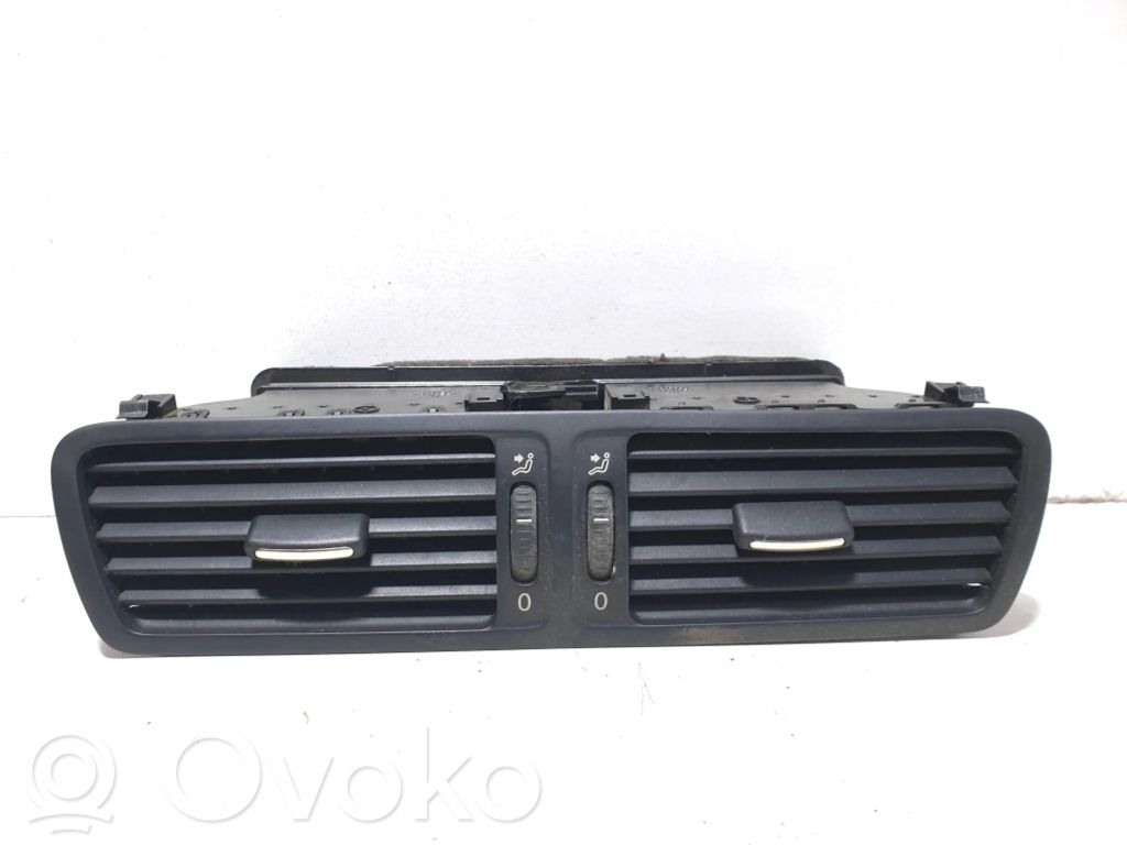 Volkswagen PASSAT CC Dysze / Kratki środkowego nawiewu deski rozdzielczej 
