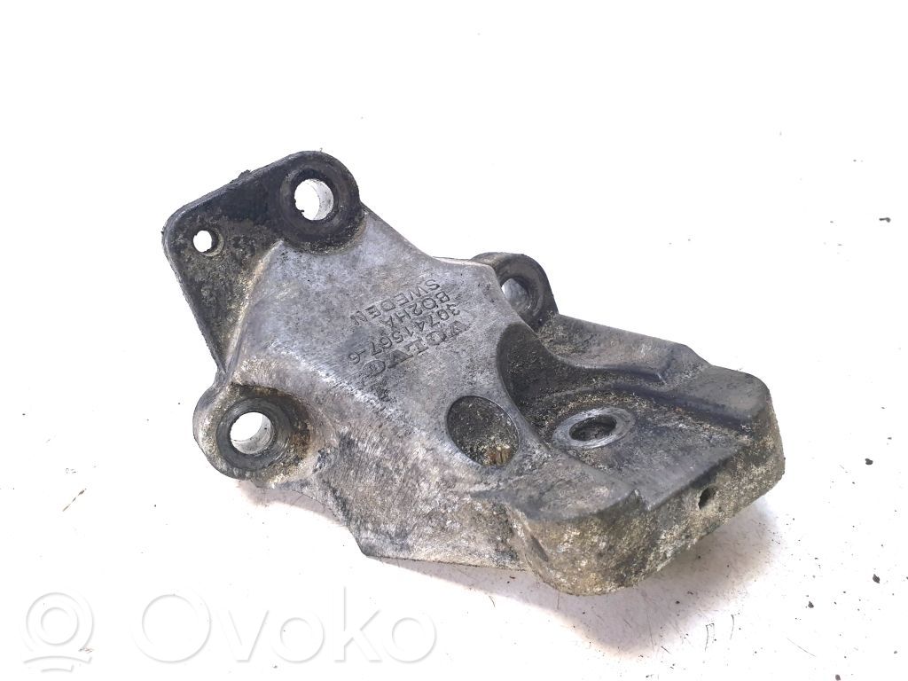 Volvo XC70 Engine mounting bracket 