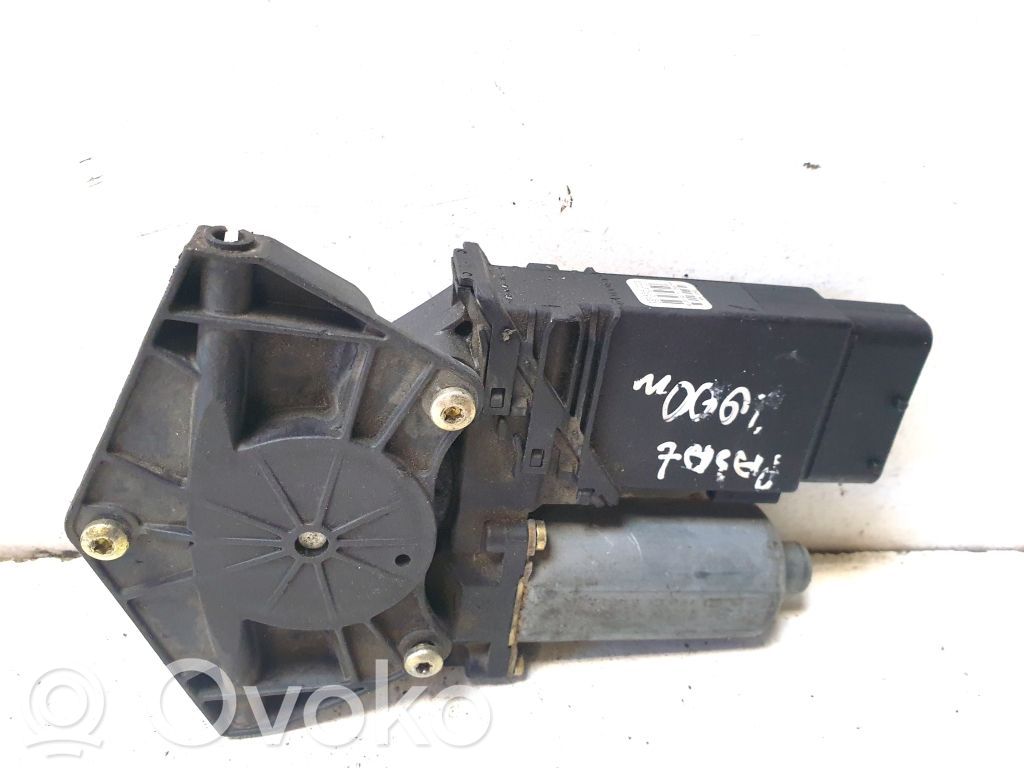Volkswagen PASSAT B5.5 Silnik regulatora szyby drzwi przednich 