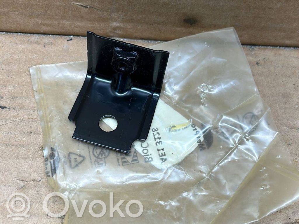 Volkswagen Golf VII Fender mounting bracket 